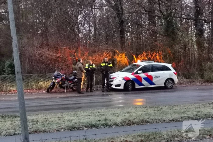 Motorrijder gaat onderuit op spekglad wegdek