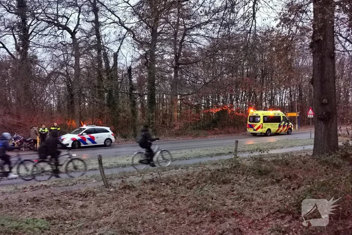 Motorrijder gaat onderuit op spekglad wegdek
