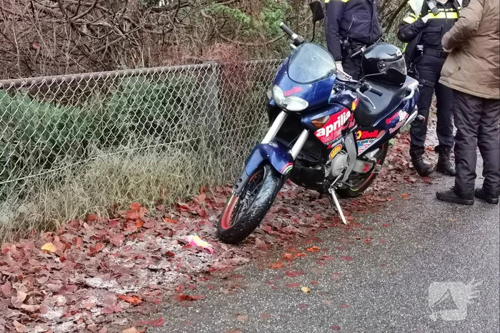 Motorrijder gaat onderuit op spekglad wegdek