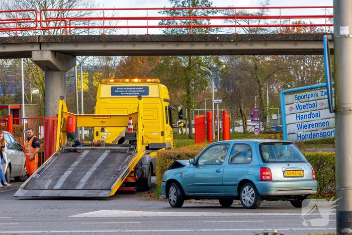 Schade bij botsing voor stoplicht sportpark Zielhorst