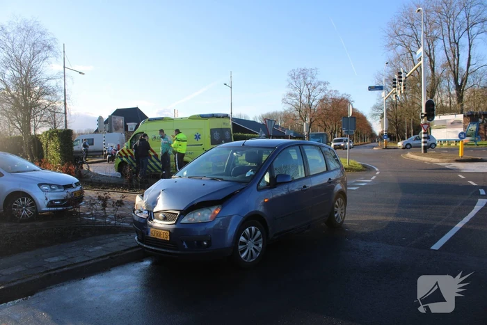Automobilist botst tegen verkeerslicht bij aanrijding