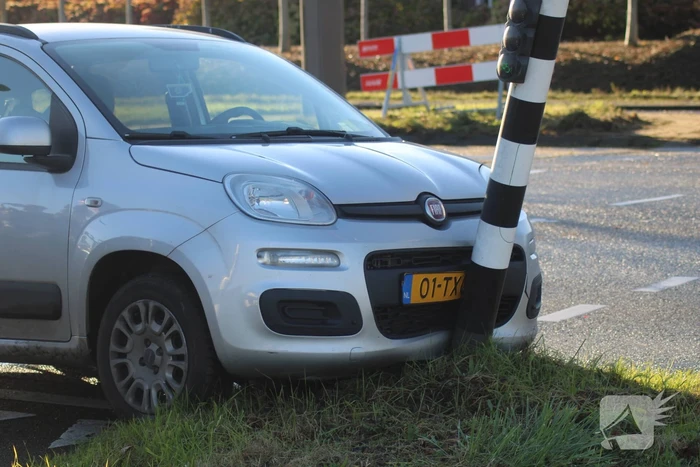 Automobilist botst tegen verkeerslicht bij aanrijding