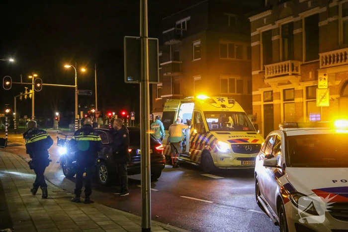 Maaltijdbezorger op e-bike aangereden door auto