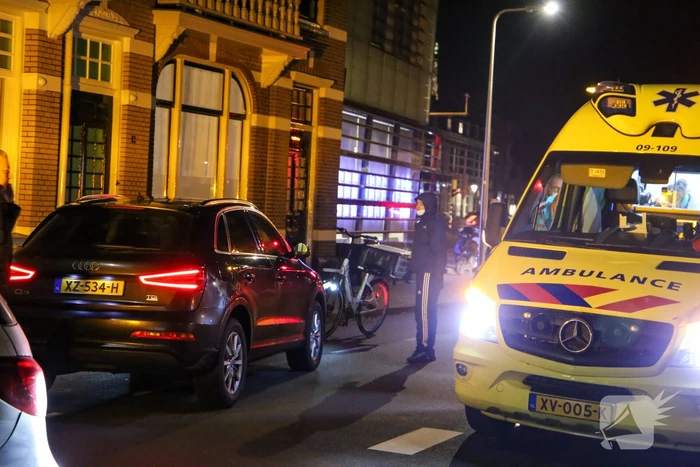 Maaltijdbezorger op e-bike aangereden door auto