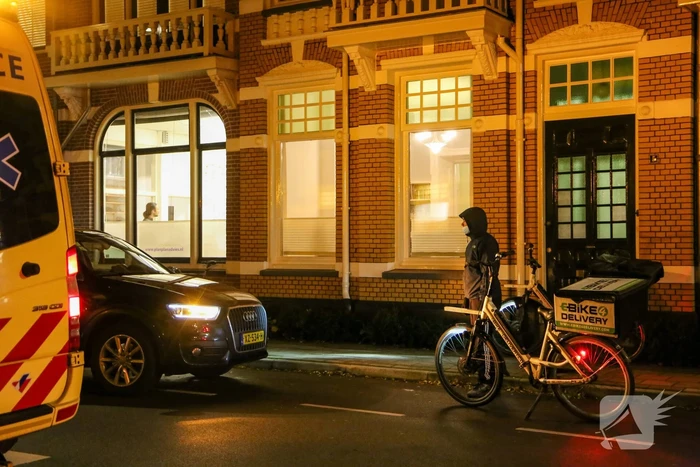 Maaltijdbezorger op e-bike aangereden door auto