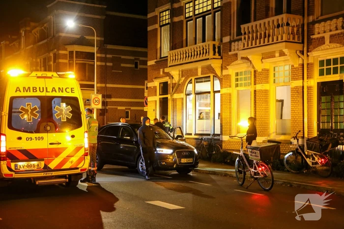 Maaltijdbezorger op e-bike aangereden door auto