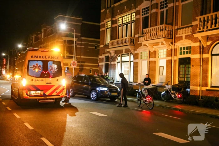 Maaltijdbezorger op e-bike aangereden door auto