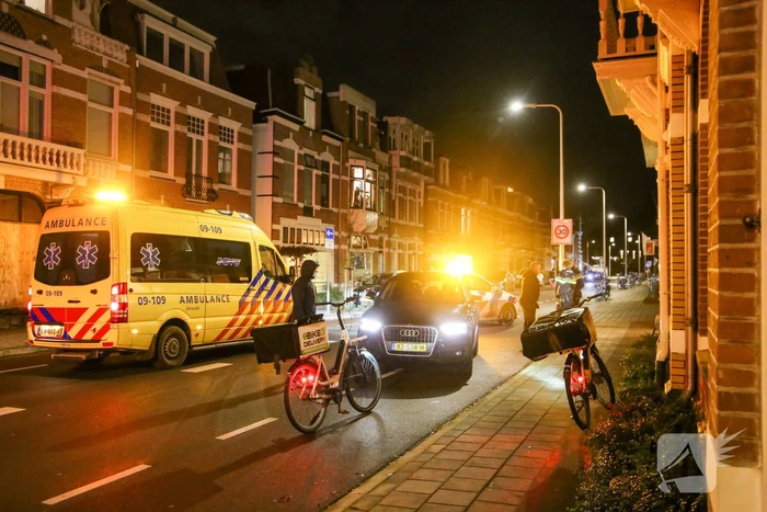 Maaltijdbezorger op e-bike aangereden door auto