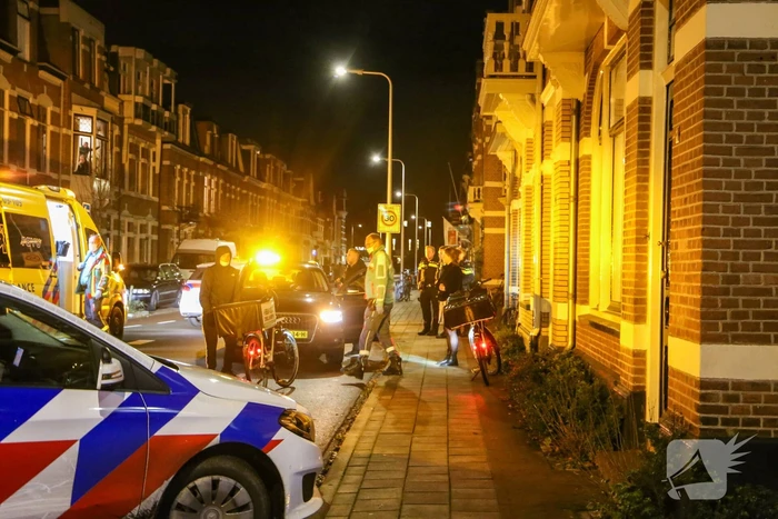 Maaltijdbezorger op e-bike aangereden door auto