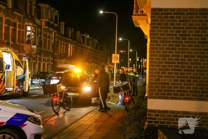 Maaltijdbezorger op e-bike aangereden door auto