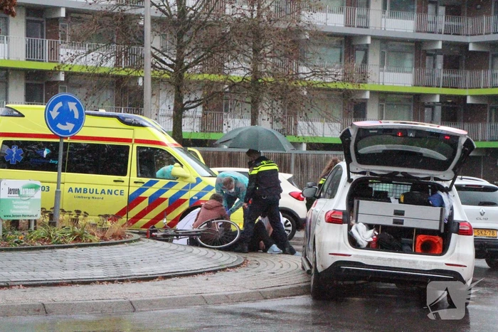 Fietser gewond bij aanrijding op rotonde