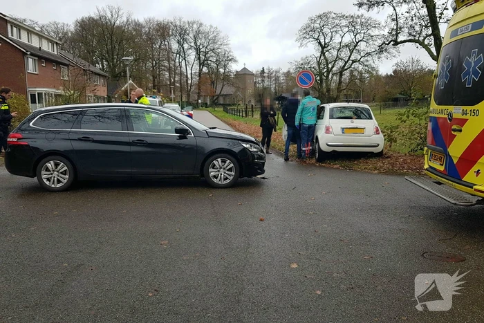 Auto's botsen op kruising