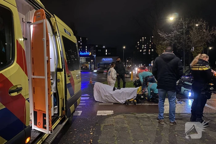 Maaltijdbezorger gewond bij aanrijding