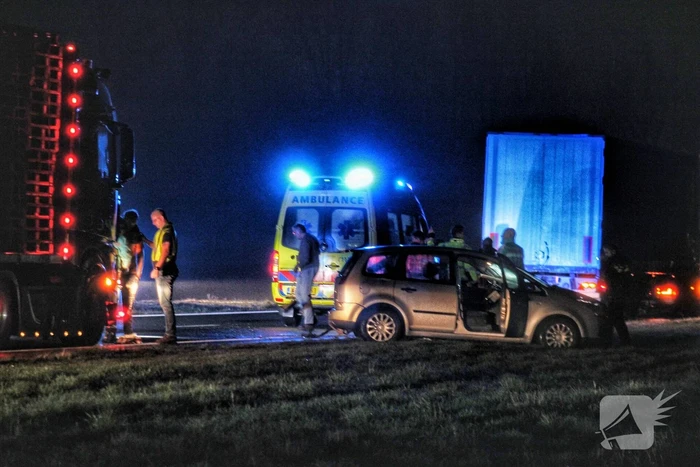 Automobilist verliest controle over stuur en klapt achterop vrachtwagen