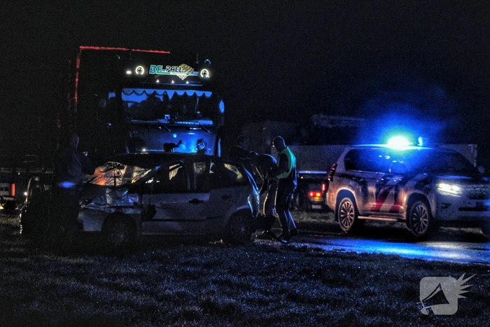 Automobilist verliest controle over stuur en klapt achterop vrachtwagen