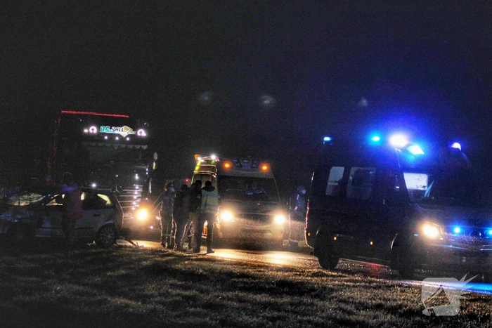 Automobilist verliest controle over stuur en klapt achterop vrachtwagen