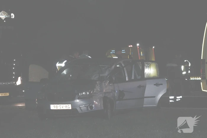 Automobilist verliest controle over stuur en klapt achterop vrachtwagen