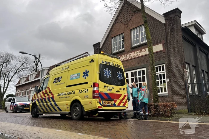 Vrouw zwaargewond na val uit raam