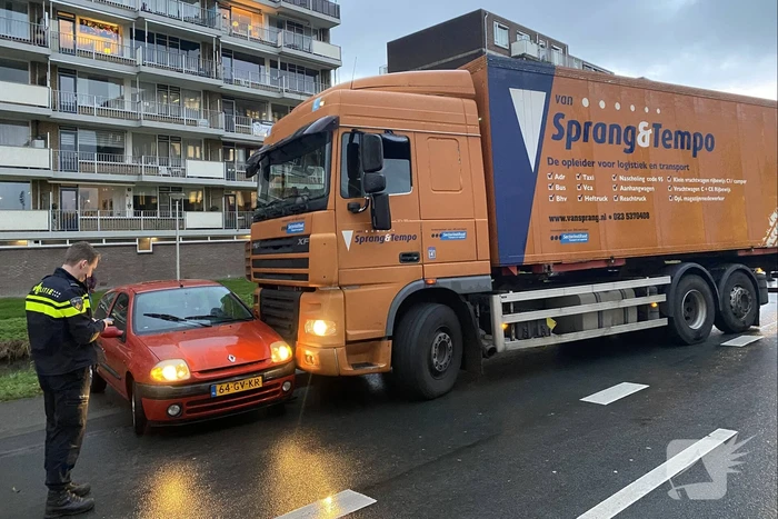 Auto keert en wordt geraakt door vrachtwagen