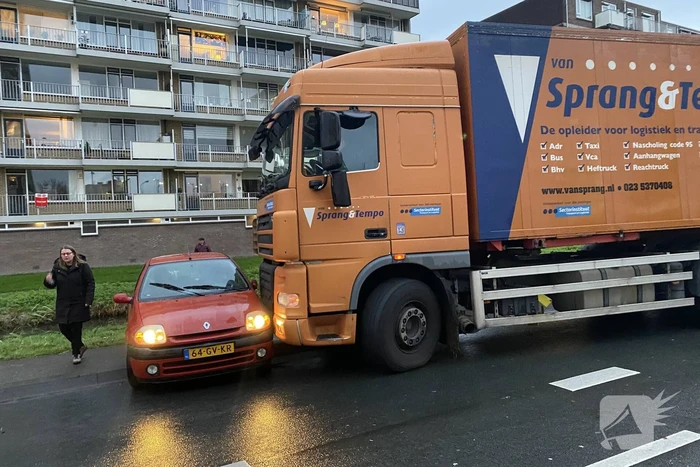 Auto keert en wordt geraakt door vrachtwagen