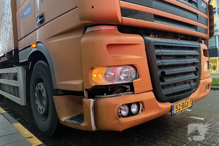 Auto keert en wordt geraakt door vrachtwagen