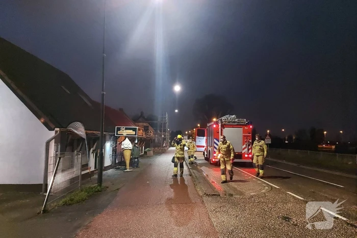 Brandweer controleert dak op brand