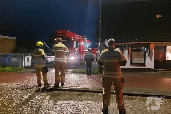 Brandweer controleert dak op brand