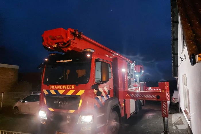 Brandweer controleert dak op brand