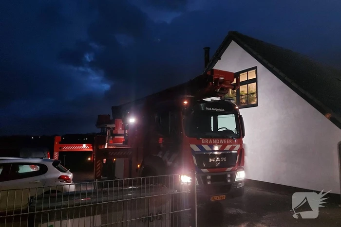 Brandweer controleert dak op brand
