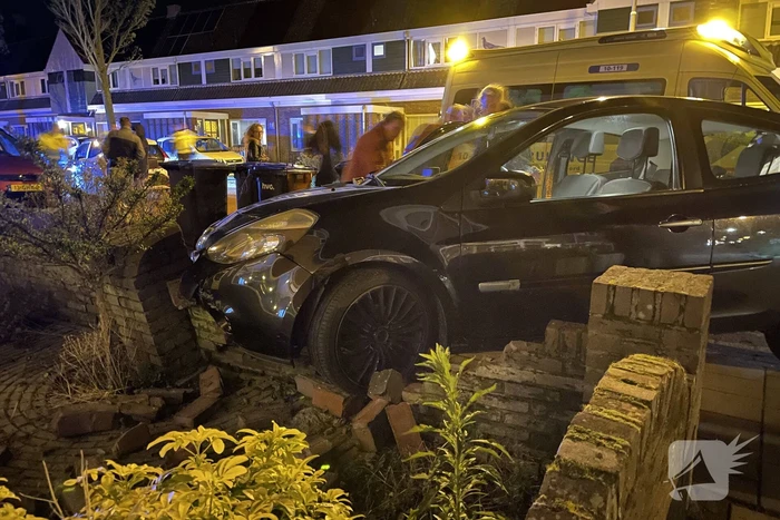 Auto belandt in tuin na aanrijding