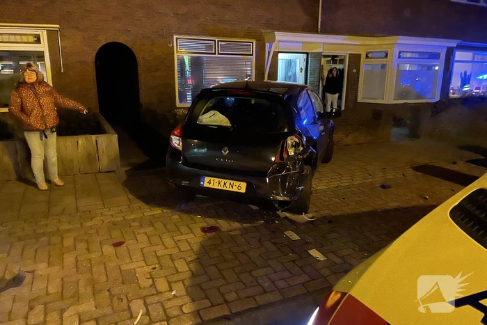 Auto belandt in tuin na aanrijding