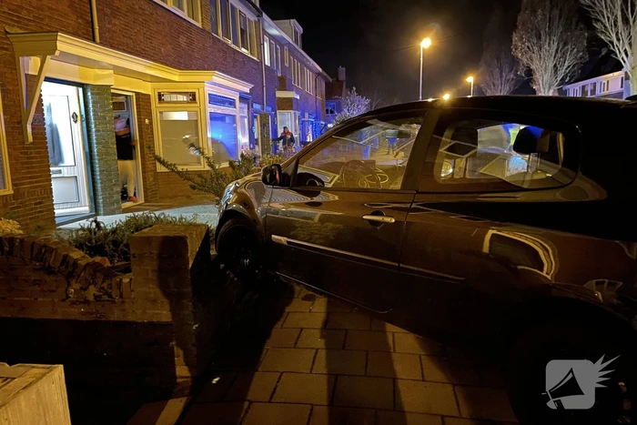 Auto belandt in tuin na aanrijding