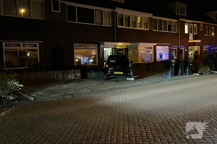 Auto belandt in tuin na aanrijding