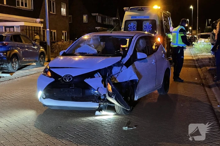 Auto belandt in tuin na aanrijding