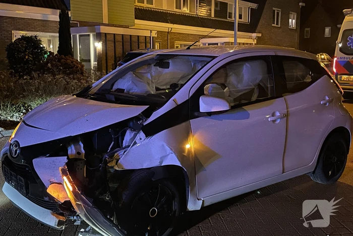 Auto belandt in tuin na aanrijding