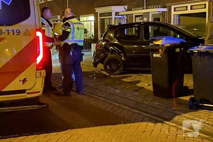 Auto belandt in tuin na aanrijding