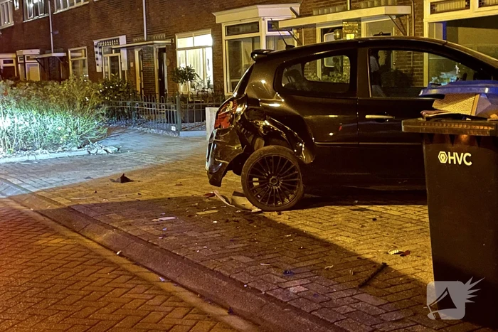 Auto belandt in tuin na aanrijding