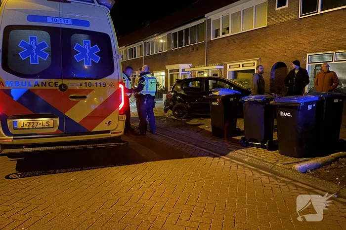 Auto belandt in tuin na aanrijding