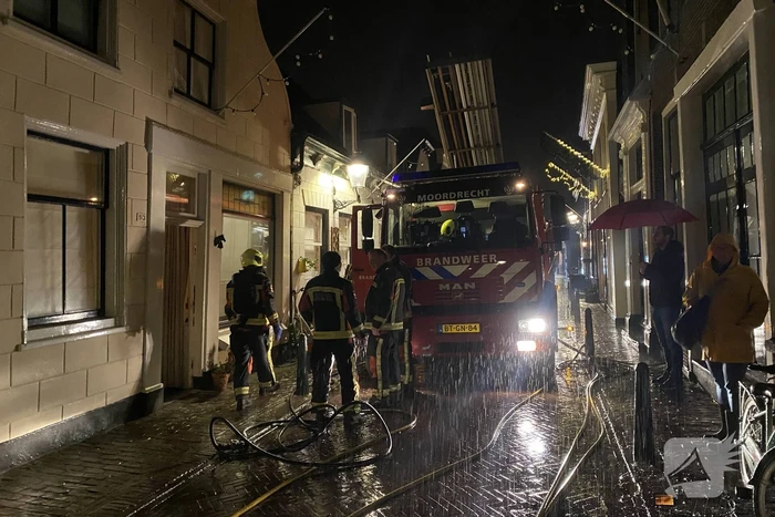 Bovenverdieping vol rook door brand