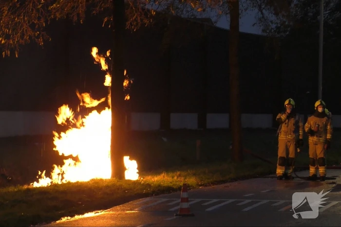 Metershoge vlammen bij brand in gasleiding