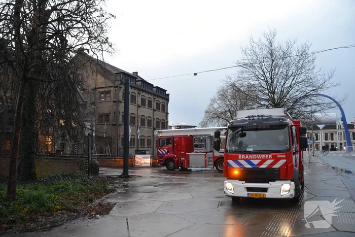 Broei in grote put met houtvezels
