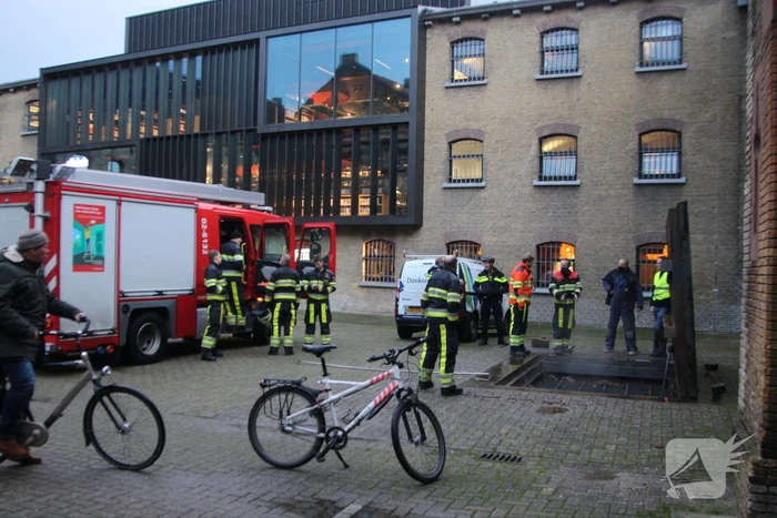Broei in grote put met houtvezels
