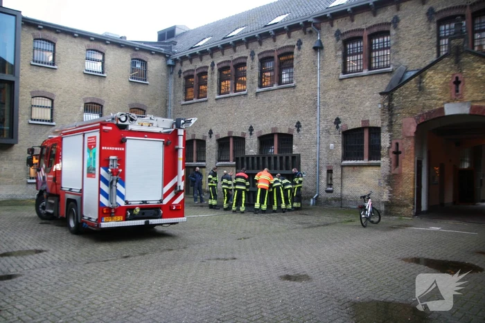 Broei in grote put met houtvezels