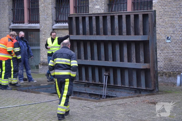 Broei in grote put met houtvezels