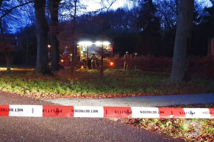 Straat afgezet voor brandende schuur