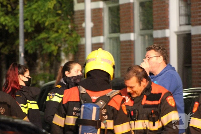Brandweer veegt schoorsteen na brand