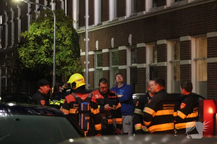 Brandweer veegt schoorsteen na brand