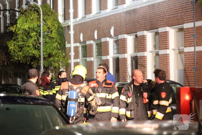 Brandweer veegt schoorsteen na brand