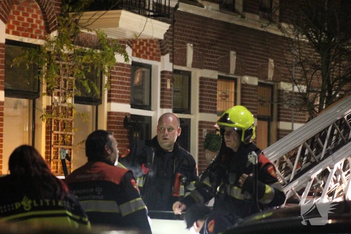 Brandweer veegt schoorsteen na brand