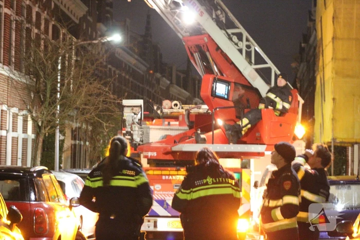 Brandweer veegt schoorsteen na brand